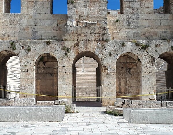 Μια κίτρινη κορδέλα οδηγεί στη νέα open air έκθεση της Έφης Σπύρου στη Σκουφά