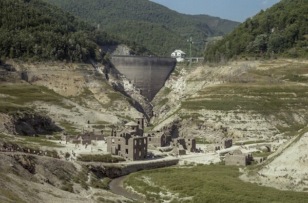 Ιταλία: Το αρχαίο χωριό που θα «αναδυθεί» από το νερό - Μετά από 27 χρόνια