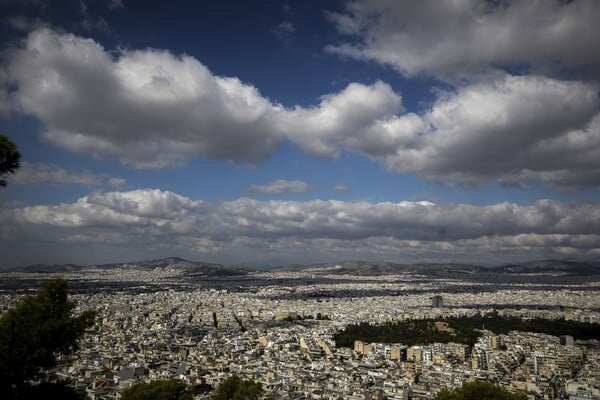 Καιρός: Παροδικές νεφώσεις και πτώση της θερμοκρασίας