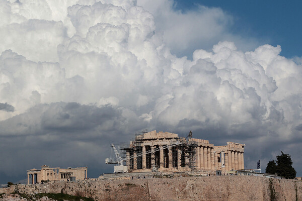 Καιρός: Παραμονή Χριστουγέννων με κρύο και βροχές