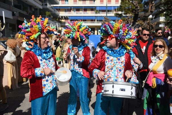 Πατρινό καρναβάλι, παρά την ακύρωση -Περίπου 8.000 άνθρωποι έκαναν παρέλαση