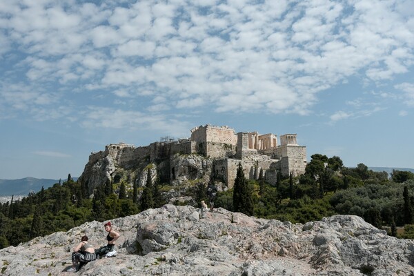 Καθαρότερος ο ουρανός της Αθήνας μετά την επιβολή των μέτρων για τον κορωνοϊό