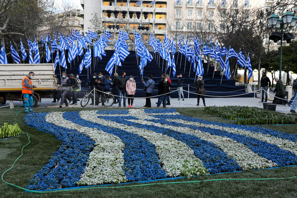 Στολισμένη πλατεία Συντάγματος για την επέτειο της 25ης Μαρτίου