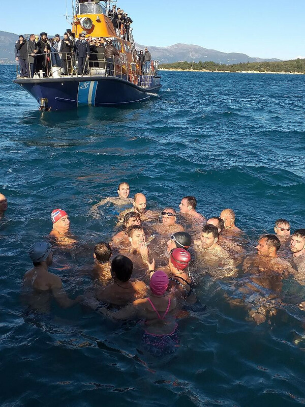 Οι τολμηροί των Θεοφανείων - Έπεσαν για το σταυρό παρά τα παγωμένα νερά