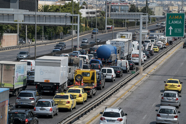 Ουρές χιλιομέτρων στον Κηφισό - Τροχαίο στο ύψος της Νέας Φιλαδέλφειας