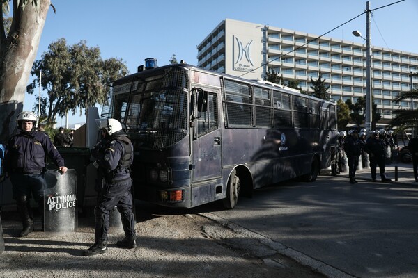 Συνέδριο ΓΣΕΕ: Διαμαρτυρία του ΠΑΜΕ και καταγγελίες για αποκλεισμό