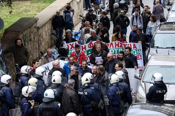 Αγρότες κατά Βορίδη στην Κρήτη: Πέταξαν ελιές έξω από το Επιμελητήριο - Ένταση και χημικά