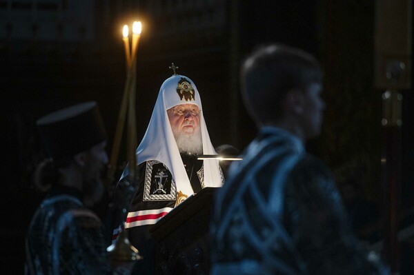 Μόσχα: Ο πατριάρχης έκανε περιφορά εικόνας με αυτοκινητοπομπή «για το τέλος της πανδημίας»