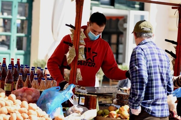 Αλλαγές στις λαϊκές αγορές της Αττικής - «Σπάνε στα δύο» για αποφυγή συνωστισμού