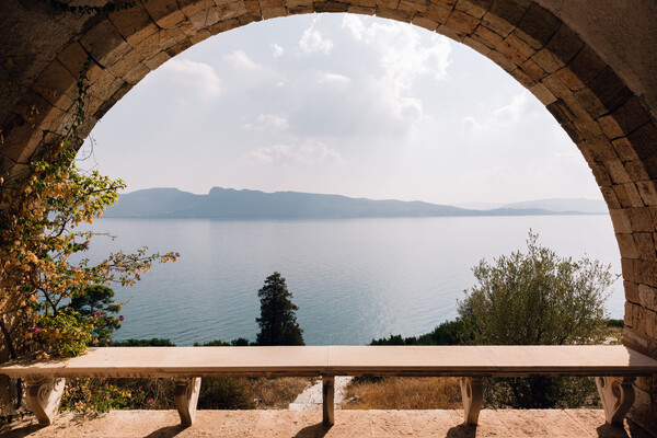 Στην εξοχική κατοικία Ευταξία στον Λουτρόπυργο Αττικής: το πρώτο αρχιτεκτονικό έργο του Άρη Κωνσταντινίδη