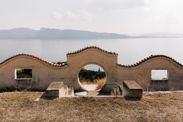 Στην εξοχική κατοικία Ευταξία στον Λουτρόπυργο Αττικής: το πρώτο αρχιτεκτονικό έργο του Άρη Κωνσταντινίδη