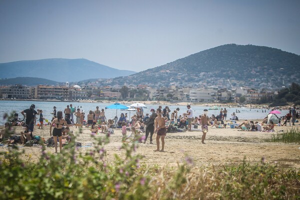 Οι Αθηναίοι στις παραλίες με σύμμαχο την καλοκαιρία - Αυξημένη η κίνηση στην παραλιακή