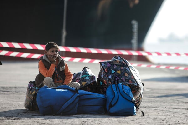 Στο λιμάνι του Πειραιά δύο πλοία με 70 μετανάστες- πρόσφυγες