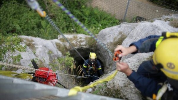 Γερμανία: Διασώστης κατέβηκε σε πηγάδι βάθους 40 μέτρων για να σώσει έναν μπούφο