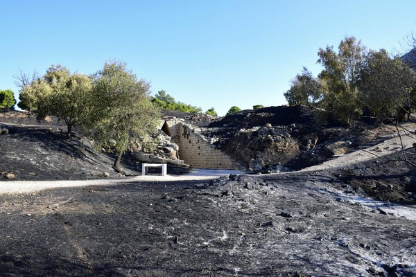 Αυτοψία Μενδώνη στις Μυκήνες, μετά τη φωτιά - Εικόνες