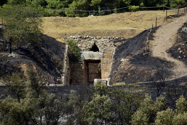 Αυτοψία Μενδώνη στις Μυκήνες, μετά τη φωτιά - Εικόνες