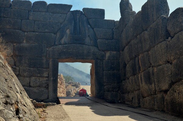 Αυτοψία Μενδώνη στις Μυκήνες, μετά τη φωτιά - Εικόνες