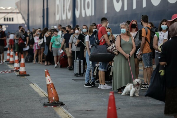 Πειραιάς: Αυξημένη κίνηση στο λιμάνι, αναχωρούν οι αδειούχοι -Έλεγχοι και μέτρα