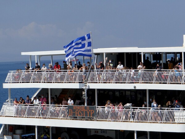 Κορωνοϊός: 24χρονη που γνώριζε ότι ήταν θετική, πήρε το πλοίο για Σαντορίνη