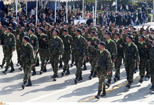 Σε εξέλιξη η στρατιωτική παρέλαση στη Θεσσαλονίκη - LIVE