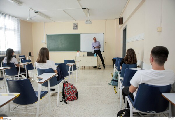 Κάμερες, αποστάσεις και αντισηπτικά: Η επιστροφή των μαθητών Γυμνασίου και Λυκείου στα θρανία