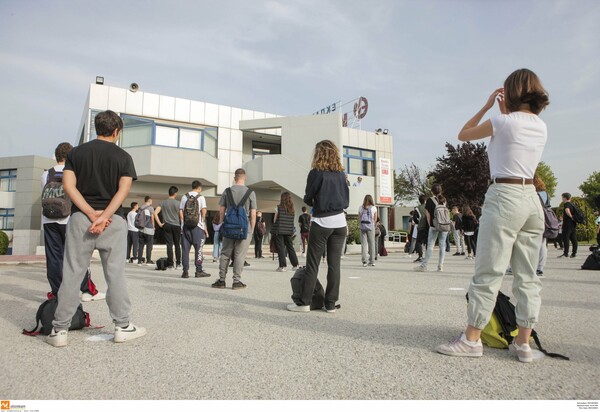 Κάμερες, αποστάσεις και αντισηπτικά: Η επιστροφή των μαθητών Γυμνασίου και Λυκείου στα θρανία