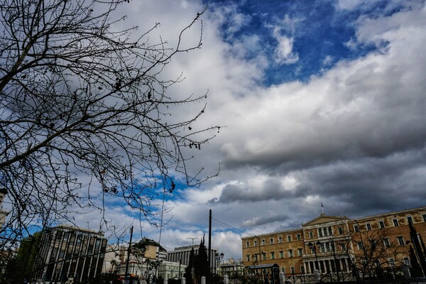 Καιρός: Πτώση της θερμοκρασίας, βροχές και σποραδικές καταιγίδες