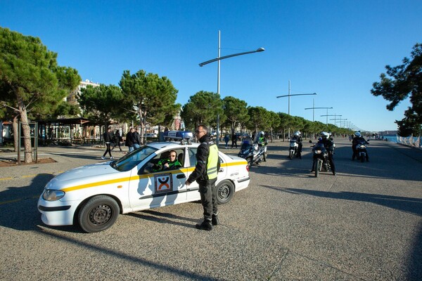 Κορωνοϊός στη Θεσσαλονίκη: Με μεγάφωνα οι αστυνομικοί ζητάνε από τον κόσμο να μείνει σπίτι - Κάποιοι εκνευρίστηκαν