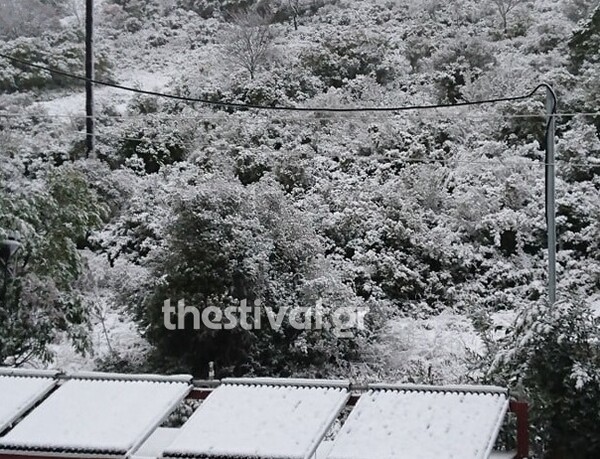 Με χιόνια ξύπνησαν σε Τρίκαλα και Θεσσαλονίκη