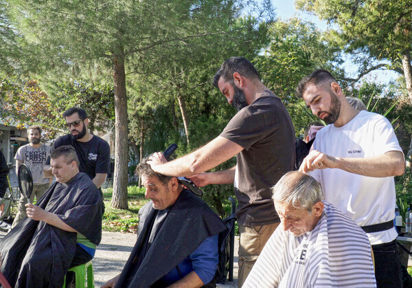 105 κομμωτές από όλη την Ελλάδα και την Κύπρο χάρισαν φροντίδα και αλληλεγγύη σε ανθρώπους που το είχαν ανάγκη