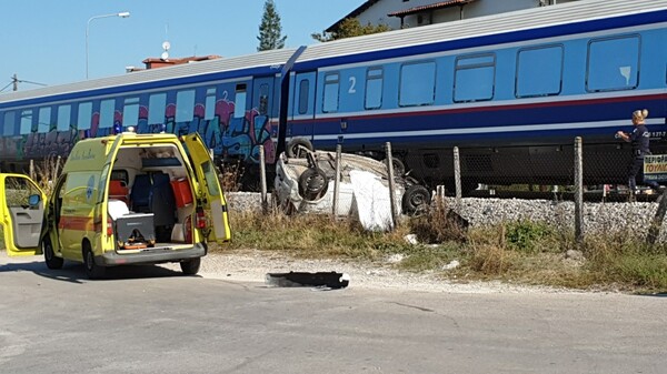 Τρίκαλα: Σύγκρουση τρένου με αυτοκίνητο - Πληροφορίες για μια νεκρή γυναίκα