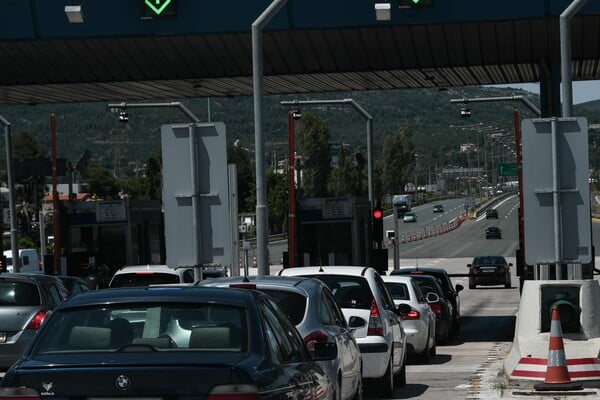 Τριήμερο Αγίου Πνεύματος: Ξεκίνησε η έξοδος των εκδρομέων - Κίνηση στα διόδια