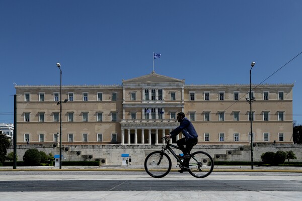 Δημοσκόπηση για τον κορωνοϊό: Πώς βλέπουν οι πολίτες τους χειρισμούς της κυβέρνησης