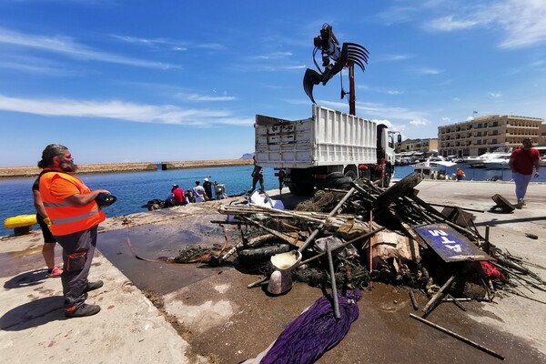 Χανιά: Απομάκρυναν 30 τόνους σκουπιδιών από το βυθό τού λιμανιού