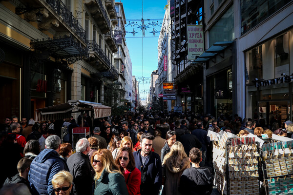 Πότε αρχίζει το εορταστικό ωράριο των καταστημάτων σε Αθήνα και Θεσσαλονίκη