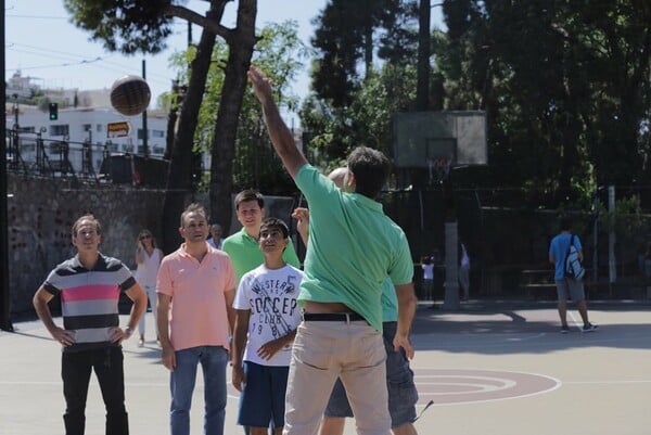 Για μπάσκετ και χαλαρό φαγητό, πριν φύγει για Κρήτη, ο Σταύρος Θεοδωράκης