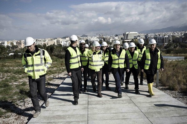 Ο Αλέξης Τσίπρας ξεναγείται στο Κέντρο Πολιτισμού του Ιδρύματος Σταύρος Νιάρχος