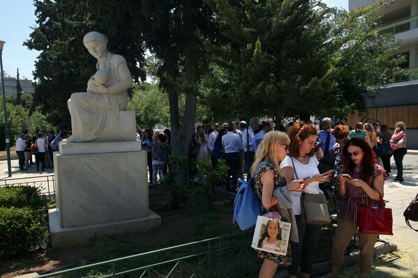 Αμέσως μετά το σεισμό: Χιλιάδες Αθηναίοι στους δρόμους - Έπεσε ο σταυρός της Αγίας Ειρήνης στο Μοναστηράκι