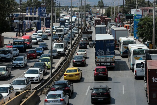 Αμέσως μετά το σεισμό: Χιλιάδες Αθηναίοι στους δρόμους - Έπεσε ο σταυρός της Αγίας Ειρήνης στο Μοναστηράκι