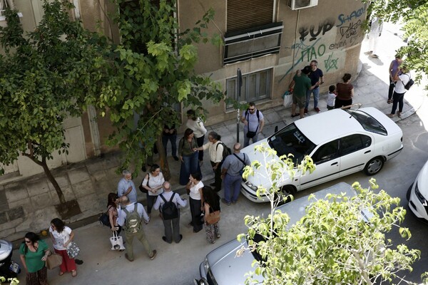 Αμέσως μετά το σεισμό: Χιλιάδες Αθηναίοι στους δρόμους - Έπεσε ο σταυρός της Αγίας Ειρήνης στο Μοναστηράκι