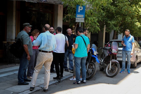 Αμέσως μετά το σεισμό: Χιλιάδες Αθηναίοι στους δρόμους - Έπεσε ο σταυρός της Αγίας Ειρήνης στο Μοναστηράκι