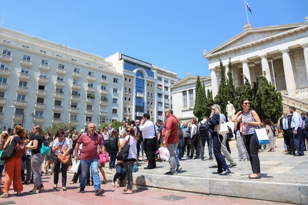 Αμέσως μετά το σεισμό: Χιλιάδες Αθηναίοι στους δρόμους - Έπεσε ο σταυρός της Αγίας Ειρήνης στο Μοναστηράκι