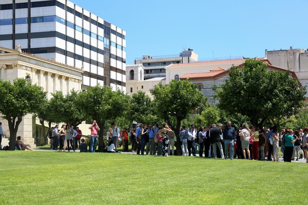 Αμέσως μετά το σεισμό: Χιλιάδες Αθηναίοι στους δρόμους - Έπεσε ο σταυρός της Αγίας Ειρήνης στο Μοναστηράκι