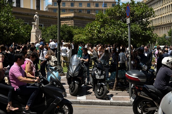 Αμέσως μετά το σεισμό: Χιλιάδες Αθηναίοι στους δρόμους - Έπεσε ο σταυρός της Αγίας Ειρήνης στο Μοναστηράκι