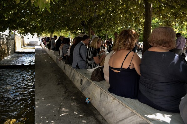 Αμέσως μετά το σεισμό: Χιλιάδες Αθηναίοι στους δρόμους - Έπεσε ο σταυρός της Αγίας Ειρήνης στο Μοναστηράκι