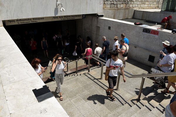 Αμέσως μετά το σεισμό: Χιλιάδες Αθηναίοι στους δρόμους - Έπεσε ο σταυρός της Αγίας Ειρήνης στο Μοναστηράκι