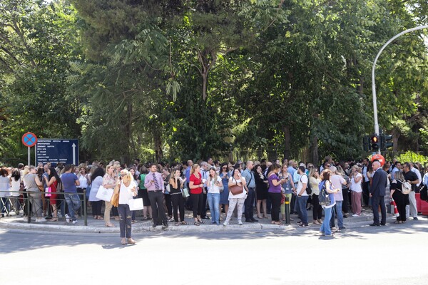 Αμέσως μετά το σεισμό: Χιλιάδες Αθηναίοι στους δρόμους - Έπεσε ο σταυρός της Αγίας Ειρήνης στο Μοναστηράκι