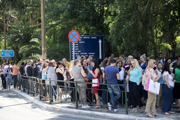 Αμέσως μετά το σεισμό: Χιλιάδες Αθηναίοι στους δρόμους - Έπεσε ο σταυρός της Αγίας Ειρήνης στο Μοναστηράκι