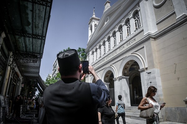 Αμέσως μετά το σεισμό: Χιλιάδες Αθηναίοι στους δρόμους - Έπεσε ο σταυρός της Αγίας Ειρήνης στο Μοναστηράκι