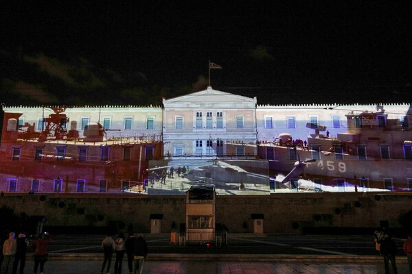 Φωτίστηκε η Βουλή και το Προεδρικό Μέγαρο για τις Ένοπλες Δυνάμεις